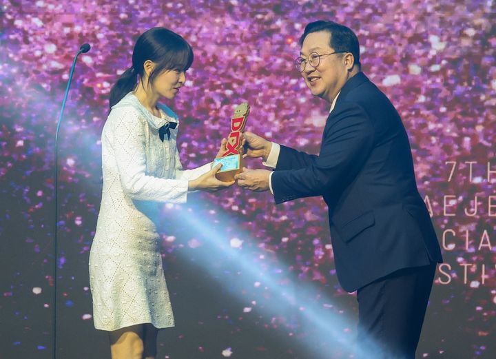 [대전=뉴시스]이장우 대전시장이 28일 제7회 특수영상영화제 시상식에서 연기대상을 받은 박보영에게 트로피를 주고 있다. (사진=대전시 제공) 2025. 11. 29 photo@newsis.com *재판매 및 DB 금지