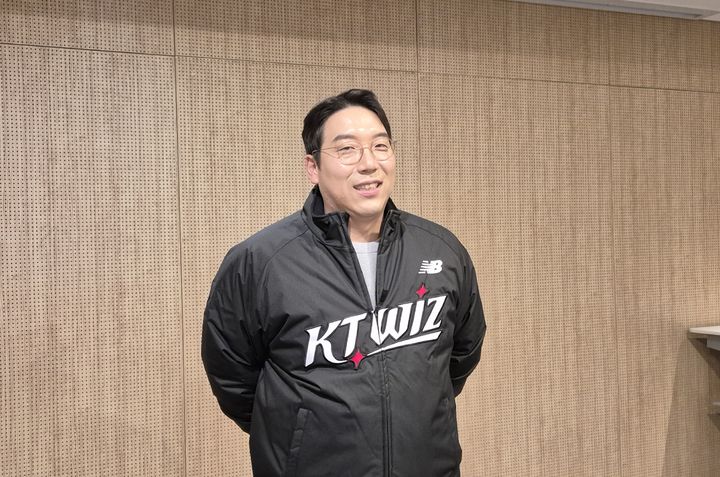 [수원=뉴시스] 문채현 기자 = 프로야구 KT 위즈 김현수가 29일 수원컨벤션센터에서 열리는 2025 KT 위즈 팬페스티벌에 참석해 취재진과 인터뷰를 하고 있다. 2025.11.29. dal@newsis.com *재판매 및 DB 금지