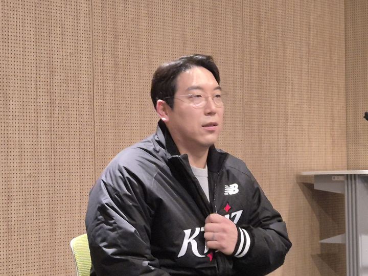 [수원=뉴시스] 문채현 기자 = 프로야구 KT 위즈 김현수가 29일 수원컨벤션센터에서 열리는 2025 KT 위즈 팬페스티벌에 참석해 취재진과 인터뷰를 하고 있다. 2025.11.29. dal@newsis.com *재판매 및 DB 금지