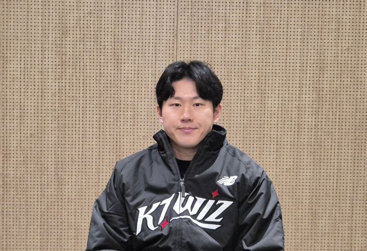 [수원=뉴시스] 문채현 기자 = 프로야구 KT 위즈 최원준이 29일 수원컨벤션센터에서 열리는 2025 KT 위즈 팬페스티벌에 참석해 취재진과 인터뷰를 하고 있다. 2025.11.29. dal@newsis.com *재판매 및 DB 금지