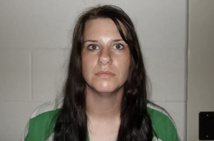 [뉴시스] 미국의 대체 교사 카리사 스미스(30)가 학생들에게 성관계 대가로 돈과 술, 마약을 제공한 혐의로 19건의 성범죄 유죄 판결을 받고 10년 형을 선고받았다. (사진='더 선' 갈무리) *재판매 및 DB금지 *재판매 및 DB 금지