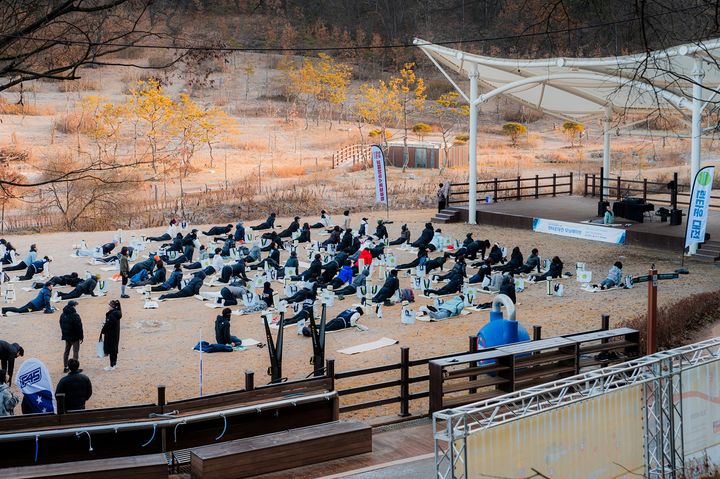 [대전=뉴시스]대전시는 29일 장동산림욕장에서 지역 청년 100여 명이 참여한 '2025 청년활동공간 웰니스 데이'를 가졌다. 2025. 11. 29 photo@newsis.com *재판매 및 DB 금지