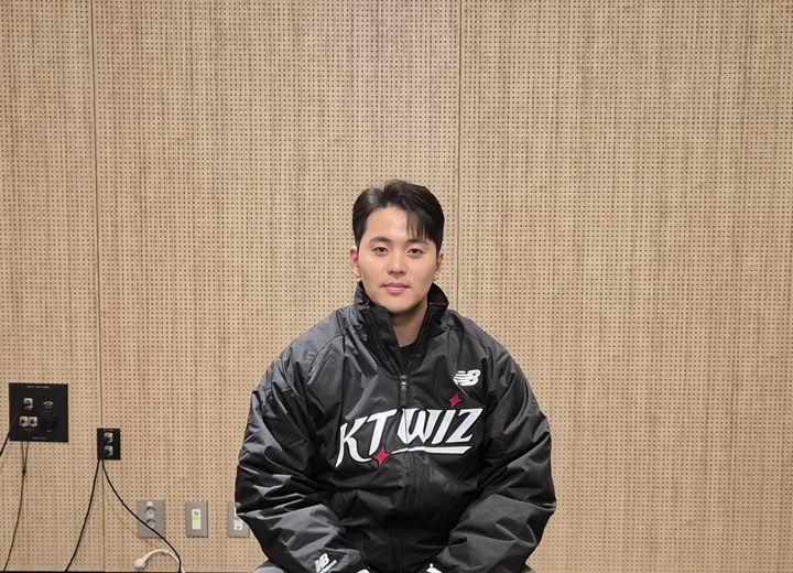 [수원=뉴시스] 문채현 기자 = 프로야구 KT 위즈한승택이 29일 수원컨벤션센터에서 열리는 2025 KT 위즈 팬페스티벌에 참석해 취재진과 인터뷰를 하고 있다. 2025.11.29. dal@newsis.com *재판매 및 DB 금지