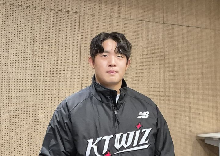 [수원=뉴시스] 문채현 기자 = 프로야구 KT 위즈 안인산이 29일 수원컨벤션센터에서 열리는 2025 KT 위즈 팬페스티벌에 참석해 취재진과 인터뷰를 하고 있다. 2025.11.29. dal@newsis.com *재판매 및 DB 금지