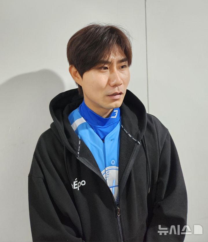 [서울=뉴시스] 박윤서 기자 =자선야구대회에 참여한 프로야구 한화 이글스 내야수 심우준. 2025.11.29.