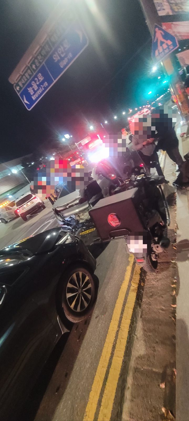 평내호평역 앞 사거리 교통사고 현장. (사진=경기북부소방재난본부 제공) photo@newsis.com *재판매 및 DB 금지