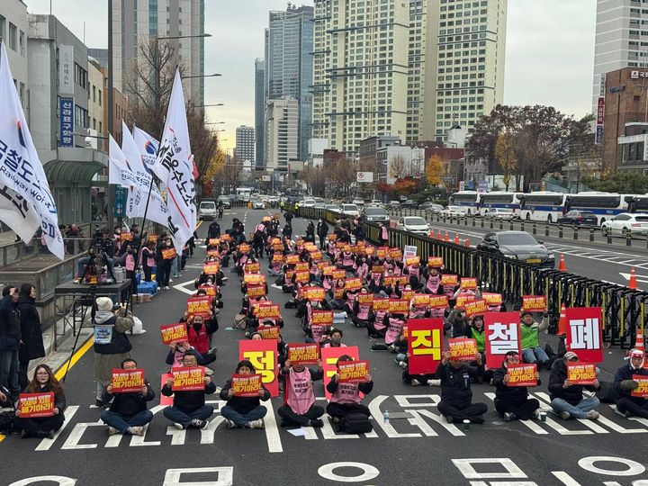 [서울=뉴시스] 전국철도노동조합 코레일네트웍스지부와 철도고객센터지부가 모회사 한국철도공사(코레일)에 직접고용 등 처우 개선을 요구하며 29일 총파업에 나선다. (사진=전국철도노종조합 제공) 2025.11.29. photo@newsis.com *재판매 및 DB 금지