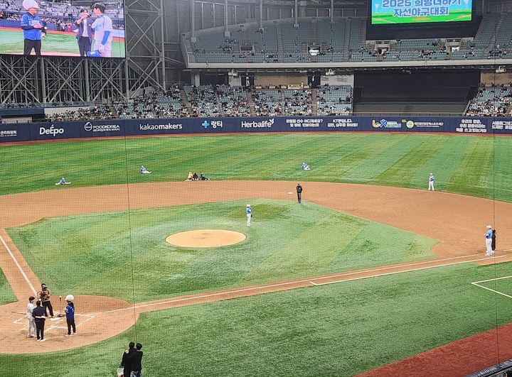 [서울=뉴시스] 박윤서 기자 = 양준혁 야구재단이 주최한 'NH농협은행과 함께하는 제13회 희망더하기 자선야구대회'가 29일 고척스카이돔에서 열렸다. 2025.11.29. *재판매 및 DB 금지