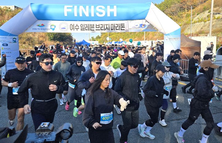 [여수=뉴시스] 김석훈 기자 = 29일 전남 여수와 고흥을 연결하는 해상 교량을 달리는 제1회 '2025 여수일레븐브리지마라톤' 대회 참가 선수들이 힘차게 출발 하고 있다. 2025.11.29. kim@newsis.com *재판매 및 DB 금지