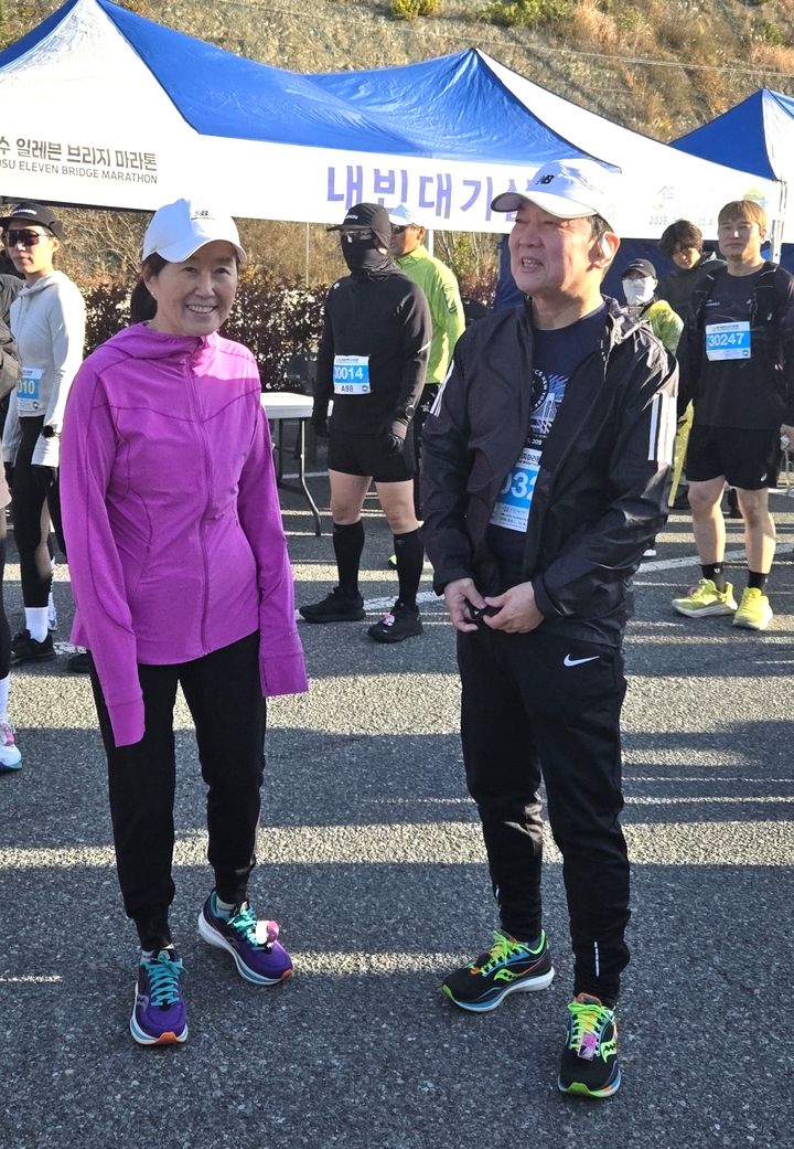 [여수=뉴시스] 김석훈 기자 = 29일 전남 여수와 고흥을 연결하는 해상 교량을 달리는 제1회 '2025 여수일레븐브리지마라톤' 대회에 참가한 안철수 의원 부부가 소감을 말하고 있다. 2025.11.29. kim@newsis.com *재판매 및 DB 금지