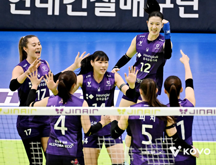 [서울=뉴시스] 여자 프로배구 흥국생명 선수들이 29일 수원체육관에서 열린 진에어 2025~2026 V-리그 여자부 현대건설과의 경기에서 득점에 성공한 뒤 기뻐하고 있다. (사진=KOVO 제공) 2025.11.29.