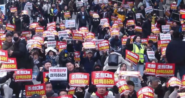 [서울=뉴시스] 29일 촛불행동은 서초구 대법원 인근에서 사법부 규탄 집회를 열었다. (사진=촛불행동 유튜브 갈무리) photo@newsis.com *재판매 및 DB 금지