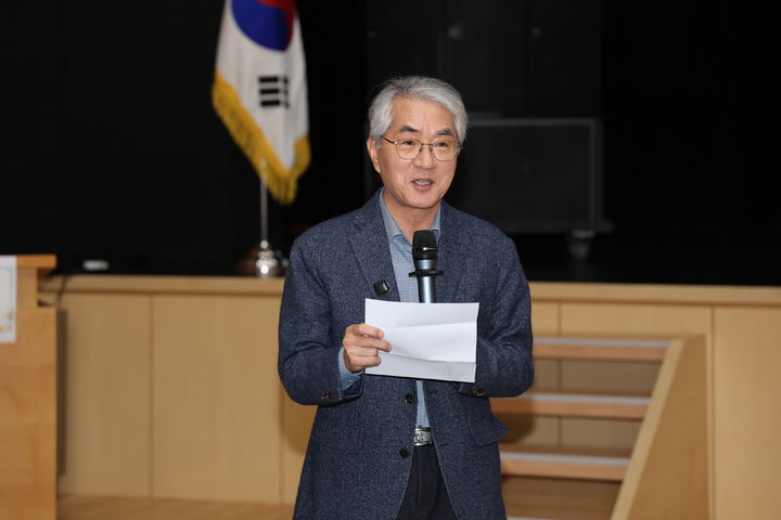 [창원=뉴시스]29일 KB손해보험 인재니움 사천에서 박종훈 교육감이  행복학교 성과보고회 및 토론회에서 인삿말을 하고 있는 모습. (사진=경남교육청 제공) 2025.11.29.photo@newsis.com *재판매 및 DB 금지