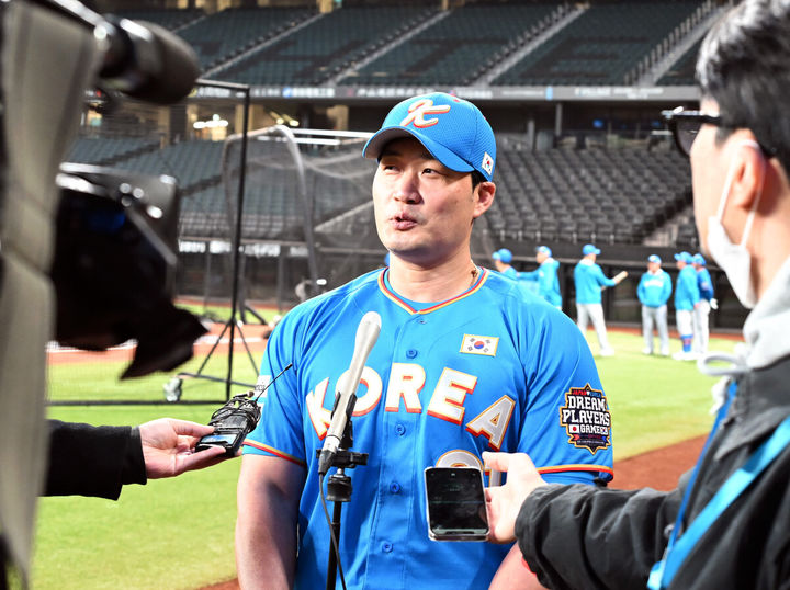 [서울=뉴시스] 사진공동취재단 = 오승환이 29일 일본 에스콘필드 홋카이도에서 취재진과 인터뷰를 하고 있다. 2025.11.29. *재판매 및 DB 금지