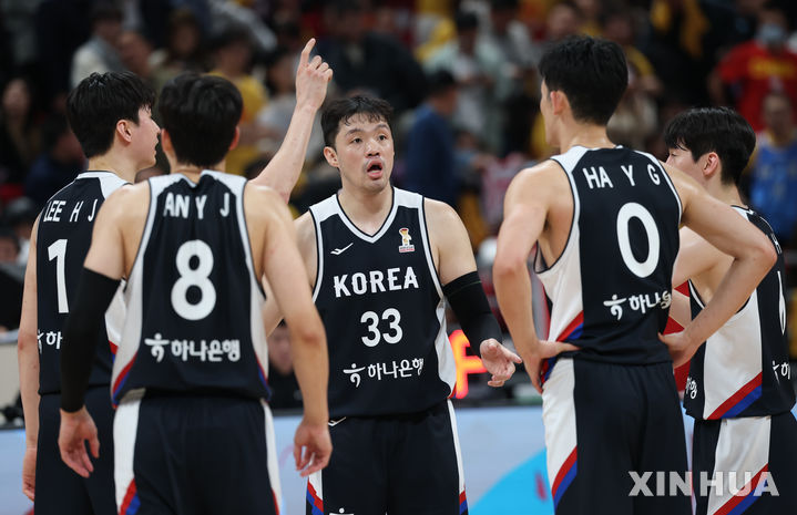 [베이징=신화/뉴시스] 28일 오후(현지 시간) 중국 베이징에서 열린 2027 국제농구연맹(FIBA) 월드컵 아시아 예선 1라운드 B조 원정 1차전 중국과 한국의 경기, 한국 이승현이 동료들과 대화를 나누고 있다.이날 80-76 승리를 거둔 한국 남자 농구 대표팀은 내달 1일 원주 DB프로미 아레나에서 중국과 2차전을 갖는다. 2025.11.29.