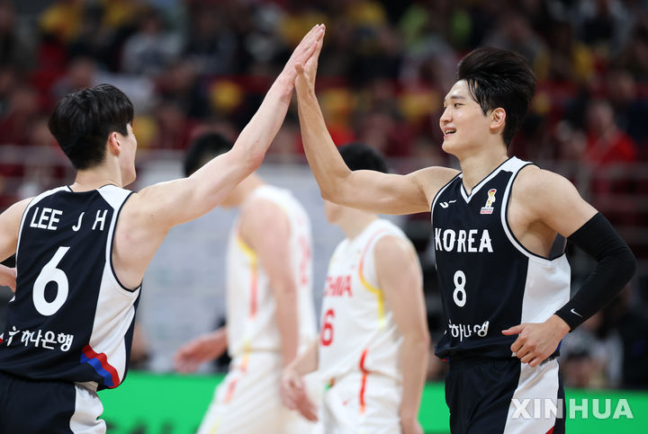 [베이징=신화/뉴시스] 28일 오후(현지 시간) 중국 베이징에서 열린 2027 국제농구연맹(FIBA) 월드컵 아시아 예선 1라운드 B조 원정 1차전 중국과 한국의 경기, 한국 이정현과 안영준이 기뻐하고 있다. 이날 80-76 승리를 거둔 한국 남자 농구 대표팀은 내달 1일 원주 DB프로미 아레나에서 중국과 2차전을 갖는다. 2025.11.29.