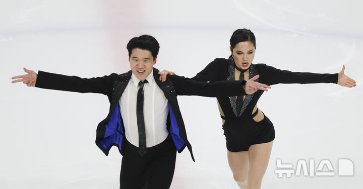 [서울=뉴시스] 김근수 기자 = 피겨 스케이팅 아이스댄스 임해나-권예가 29일 서울 양천구 목동 아이스링크에서 열린 2025 KB금융 전국남녀 피겨스케이팅 회장배 랭킹대회에서 아이스댄스 시니어부분 리듬댄스를 선보이고 있다.이번 대회는 2026 ISU 사대륙 피겨스케이팅 선수권대회 파견선수 선발전과 2026 밀라노 코르티나 동계올림픽대회 1차 선발전, 2025/27 국가대표 1차 선발전으로 진행된다. 2025.11.29. ks@newsis.com