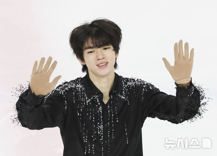 [서울=뉴시스] 김근수 기자 = 피겨 스케이팅 차준환(서울시청)이 29일 서울 양천구 목동 아이스링크에서 열린 2025 KB금융 전국남녀 피겨스케이팅 회장배 랭킹대회에서 아이스댄스 남자 시니어부문 연기를 마치고 관중들에게 인사를 하고 있다. 이번 대회는 2026 ISU 사대륙 피겨스케이팅 선수권대회 파견선수 선발전과 2026 밀라노 코르티나 동계올림픽대회 1차 선발전, 2025/27 국가대표 1차 선발전으로 진행된다. 2025.11.29. ks@newsis.com