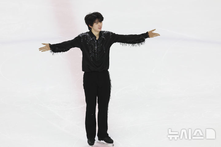[서울=뉴시스] 김근수 기자 = 피겨 스케이팅 차준환(서울시청)이 29일 서울 양천구 목동 아이스링크에서 열린 2025 KB금융 전국남녀 피겨스케이팅 회장배 랭킹대회에서 남자 싱글 시니어부문 연기를 마치고 관중들에게 인사를 하고 있다. 이번 대회는 2026 ISU 사대륙 피겨스케이팅 선수권대회 파견선수 선발전과 2026 밀라노 코르티나 동계올림픽대회 1차 선발전, 2025/27 국가대표 1차 선발전으로 진행된다. 2025.11.29. ks@newsis.com