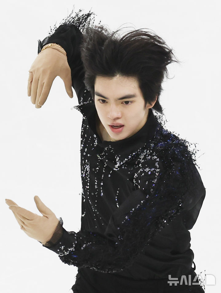 [서울=뉴시스] 김근수 기자 = 피겨 스케이팅 차준환(서울시청)이 29일 서울 양천구 목동 아이스링크에서 열린 2025 KB금융 전국남녀 피겨스케이팅 회장배 랭킹대회에서 아이스댄스 남자 시니어부문 연기를 선보이고 있다. 이번 대회는 2026 ISU 사대륙 피겨스케이팅 선수권대회 파견선수 선발전과 2026 밀라노 코르티나 동계올림픽대회 1차 선발전, 2025/27 국가대표 1차 선발전으로 진행된다. 2025.11.29. ks@newsis.com