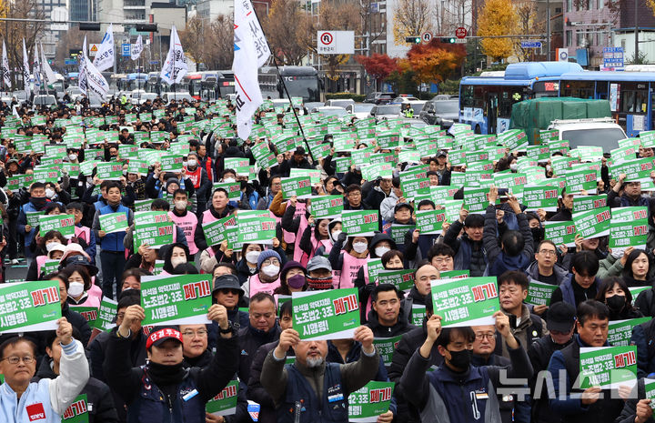 [서울=뉴시스] 최진석 기자 = 공공운수노조 조합원들이 지난 11월 29일 서울 용산 대통령실 인근에서 열린 '공공운수노조 총력투쟁 결의대회'에서 노조법 2·3조 시행령 폐기 촉구 피켓을 들고 있다. 2025.11.29. myjs@newsis.com