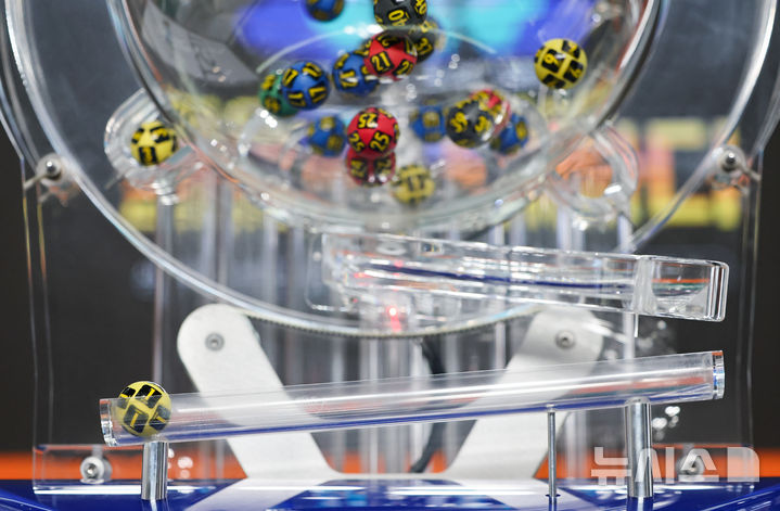 [서울=뉴시스] 황준선 기자 = 29일 오후 서울 마포구 MBC 경영센터 내 스튜디오에서 열린 대국민 로또 6/45 추첨 공개방송 '645 데이'에서 추첨 시연이 되고 있다 . 로또복권 추첨 과정의 공정성과 투명성을 알리기 위해 기획재정부 복권위원회 동행복권이 초청한 참관인 100명은 이날 추첨기 점검과 리허설, 추첨 생방송 등 추첨 절차의 전 과정을 참관한다. 2025.11.29. hwang@newsis.com