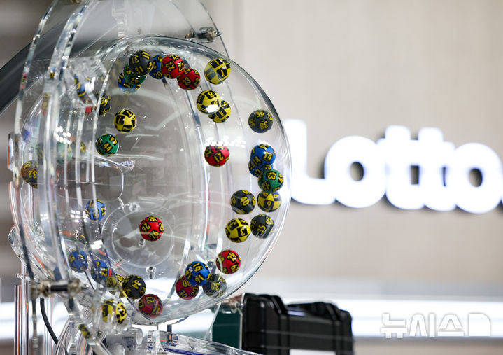 [서울=뉴시스] 황준선 기자 = 29일 오후 서울 마포구 MBC 경영센터 내 스튜디오에서 열린 대국민 로또 6/45 추첨 공개방송 '645 데이'에서 추첨 시연이 되고 있다 . 로또복권 추첨 과정의 공정성과 투명성을 알리기 위해 기획재정부 복권위원회 동행복권이 초청한 참관인 100명은 이날 추첨기 점검과 리허설, 추첨 생방송 등 추첨 절차의 전 과정을 참관한다. 2025.11.29. hwang@newsis.com