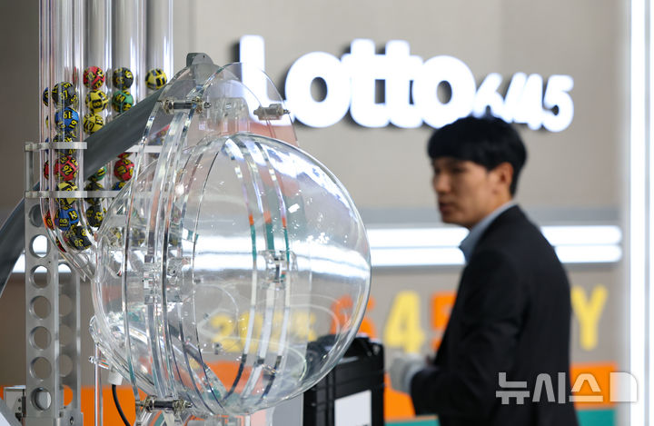 [서울=뉴시스] 황준선 기자 = 29일 오후 서울 마포구 MBC 경영센터 내 스튜디오에서 관계자가 대국민 로또 6/45 추첨 공개방송 '645 데이'를 위해 추첨기를 점검하고 있다. 로또복권 추첨 과정의 공정성과 투명성을 알리기 위해 기획재정부 복권위원회 동행복권이 초청한 참관인 100명은 이날 추첨기 점검과 리허설, 추첨 생방송 등 추첨 절차의 전 과정을 참관한다. 2025.11.29. hwang@newsis.com