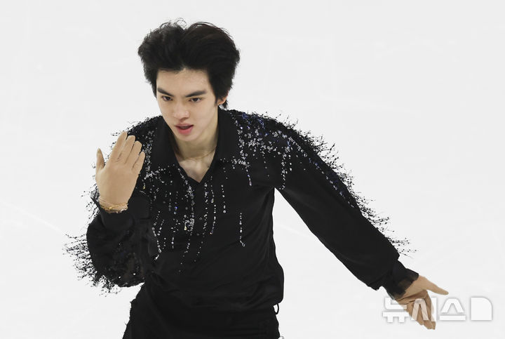 [서울=뉴시스] 김근수 기자 = 피겨 스케이팅 차준환(서울시청)이 29일 서울 양천구 목동 아이스링크에서 열린 2025 KB금융 전국남녀 피겨스케이팅 회장배 랭킹대회에서 남자 싱글 시니어 부문 연기를 선보이고 있다. 이번 대회는 2026 ISU 사대륙 피겨스케이팅 선수권대회 파견선수 선발전과 2026 밀라노 코르티나 동계올림픽대회 1차 선발전, 2026/27 국가대표 1차 선발전으로 진행된다. 2025.11.29. ks@newsis.com