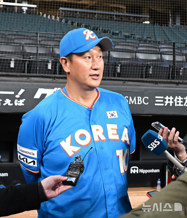 [서울=뉴시스] 사진공동취재단 = 29일 한국과 일본의 프로야구 은퇴 선수 친선 경기인 '한일 드림 플레이어즈 게임'이 열릴 일본 에스콘필드 홋카이도에서 이대호가 취재진과 인터뷰 하고 있다. 2025.11.29. photo@newsis.com