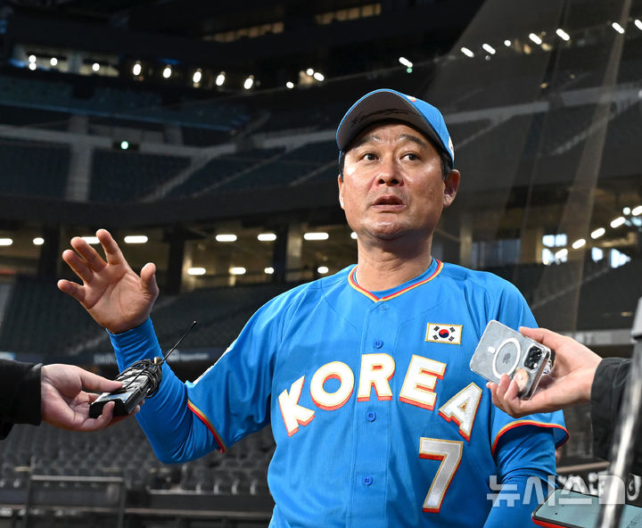 [서울=뉴시스] 사진공동취재단 = 29일 한국과 일본의 프로야구 은퇴 선수 친선 경기인 '한일 드림 플레이어즈 게임'이 열릴 일본 에스콘필드 홋카이도에서 이종범이 취재진과 인터뷰 하고 있다. 2025.11.29. photo@newsis.com