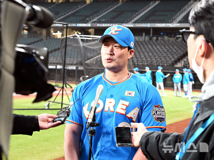 [서울=뉴시스] 사진공동취재단 = 29일 한국과 일본의 프로야구 은퇴 선수 친선 경기인 '한일 드림 플레이어즈 게임'이 열릴 일본 에스콘필드 홋카이도에서 오승환이 취재진과 인터뷰 하고 있다. 2025.11.29. photo@newsis.com