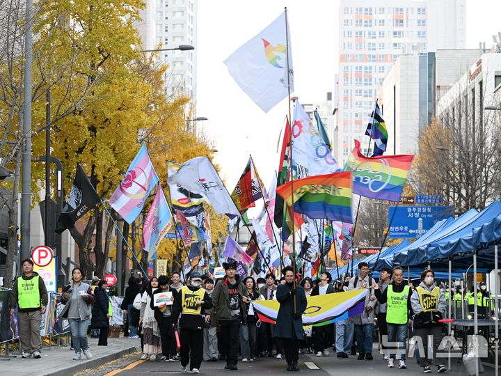 [광주=뉴시스] 이현행 기자 = 29일 오후 광주 동구 금남로 일대에서 제4회 광주 퀴어문화축제가 열리고 있다. 이날 축제는 '무등: 무지갯빛 절대평등'으로, 광주의 대표 상징물 '무등산'과 '등급 또는 차이가 없다'는 뜻을 가진 '무등'에서 착안됐다. 2025.11.29. lhh@newsis.com