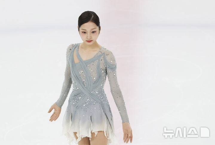 [서울=뉴시스] 김근수 기자 = 피겨 스케이팅 신지아(세화여고)가 29일 서울 양천구 목동 아이스링크에서 열린 2025 KB금융 전국남녀 피겨스케이팅 회장배 랭킹대회에서 여자 싱글 시니어부문 연기를 선보이고 있다. 이번 대회는 2026 ISU 사대륙 피겨스케이팅 선수권대회 파견선수 선발전과 2026 밀라노 코르티나 동계올림픽대회 1차 선발전, 2026/27 국가대표 1차 선발전으로 진행된다. 2025.11.29. ks@newsis.com