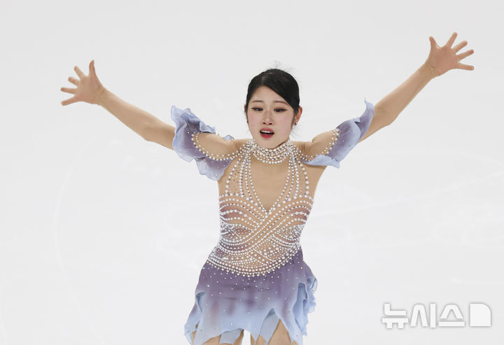 [서울=뉴시스] 김근수 기자 = 피겨 스케이팅 이해인(고려대)이 29일 서울 양천구 목동 아이스링크에서 열린 2025 KB금융 전국남녀 피겨스케이팅 회장배 랭킹대회에서 아이스댄스 여자 시니어부문 연기를 선보이고 있다.이번 대회는 2026 ISU 사대륙 피겨스케이팅 선수권대회 파견선수 선발전과 2026 밀라노 코르티나 동계올림픽대회 1차 선발전, 2026/27 국가대표 1차 선발전으로 진행된다. 2025.11.29. ks@newsis.com