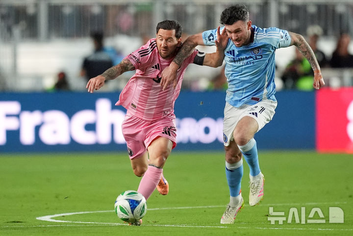 [포트로더데일=AP/뉴시스] 인터 마이애미의 리오넬 메시가 29일(현지 시간) 미 플로리다주 포트로더데일의 체이스 스타디움에서 열린 2025 미국메이저리그사커(MLS) 동부 콘퍼런스 결승전에서 뉴욕시티FC의 에이든 오닐과 충돌하고 있다. 2025.11.30