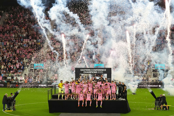 [포트로더데일=AP/뉴시스] 인터 마이애미 선수들이 29일(현지 시간) 미 플로리다주 포트로더데일의 체이스 스타디움에서 열린 2025 미국메이저리그사커(MLS) 동부 콘퍼런스 정상에 올라 트로피를 들고 환호하고 있다. 마이애미는 결승전에서 뉴욕시티FC를 5-1로 꺾고 창단 첫 동부 콘퍼런스 우승을 차지했다. 이날 리오넬 메시는 1도움을, 타데오 아옌데가 해트트릭을 기록했다. 2025.11.30.
