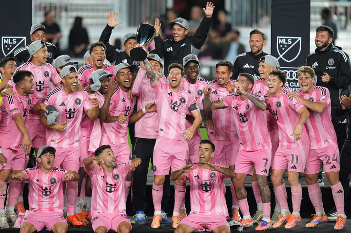 [포트로더데일=AP/뉴시스] 인터 마이애미의 리오넬 메시(가운데)가 29일(현지 시간) 미 플로리다주 포트로더데일의 체이스 스타디움에서 열린 2025 미국메이저리그사커(MLS) 동부 콘퍼런스 정상에 올라 트로피를 들고 동료들과 함께 환호하고 있다. 마이애미는 결승전에서 뉴욕시티FC를 5-1로 꺾고 창단 첫 동부 콘퍼런스 우승을 차지했다. 이날 메시는 1도움을, 타데오 아옌데는 해트트릭을 기록했다. 2025.11.30.
