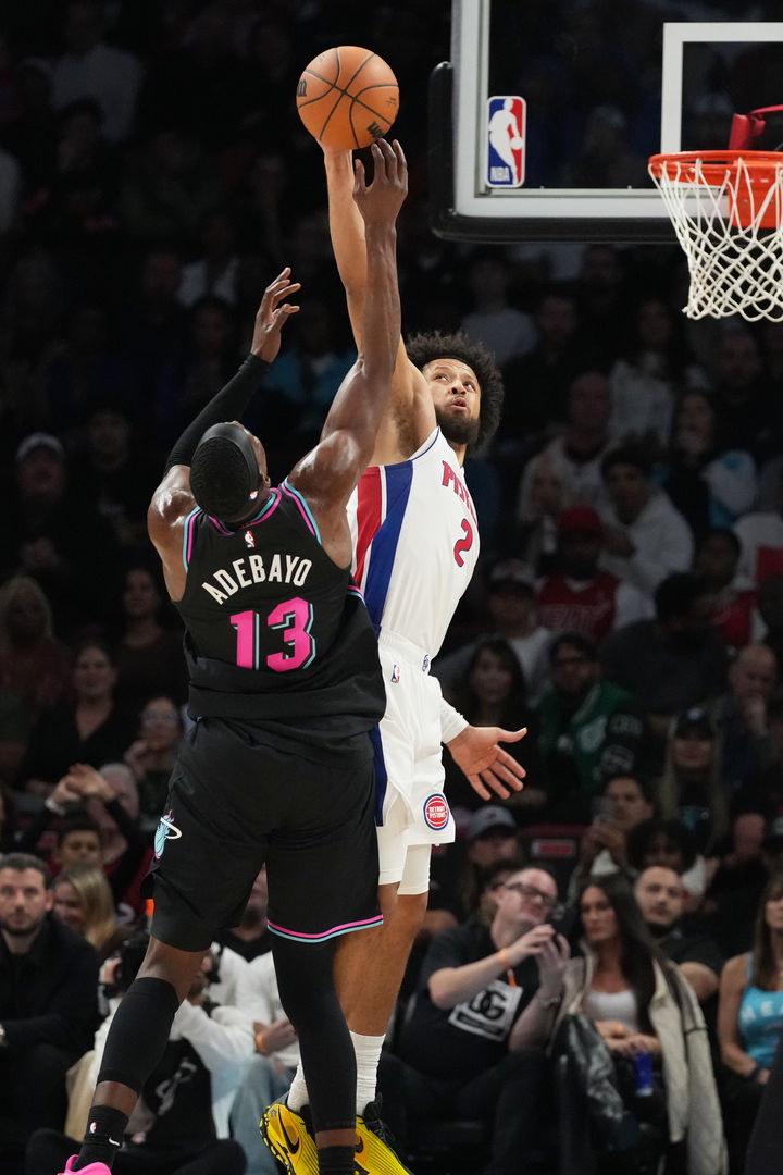 [마이애미=AP/뉴시스] 미국프로농구(NBA) 디트로이트 피스톤스의 케이드 커닝햄과 마이애미 히트의 뱀 아데바요. 2025.11.30
