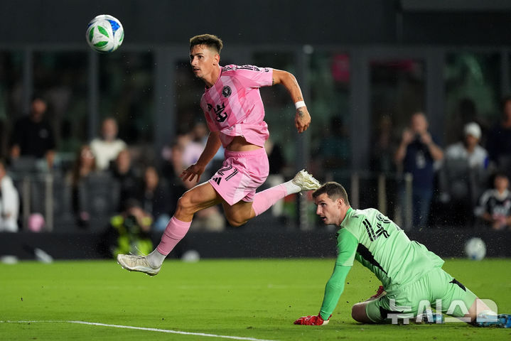 [포트로더데일=AP/뉴시스] 인터 마이애미의 타데오 아옌데가 29일(현지 시간) 미 플로리다주 포트로더데일의 체이스 스타디움에서 열린 2025 미국메이저리그사커(MLS) 동부 콘퍼런스 결승전에서 뉴욕시티FC의 골키퍼 맷 프리즈를 제치고 골을 넣으며 헤트트릭을 달성하고 있다. 2025.11.30