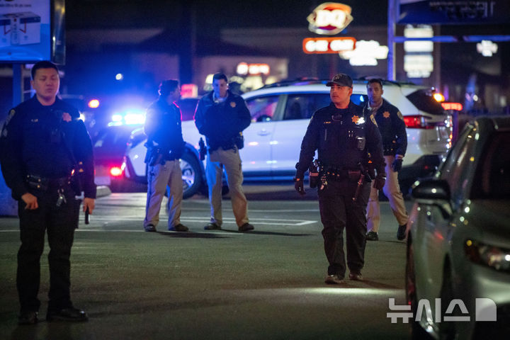 [AP/뉴시스] 29일 밤 미 캘리포니아 스톡턴 가족모임 살해 현장에 급파된 경찰들이 연회장 앞 주차장을 출입금지하고 있다