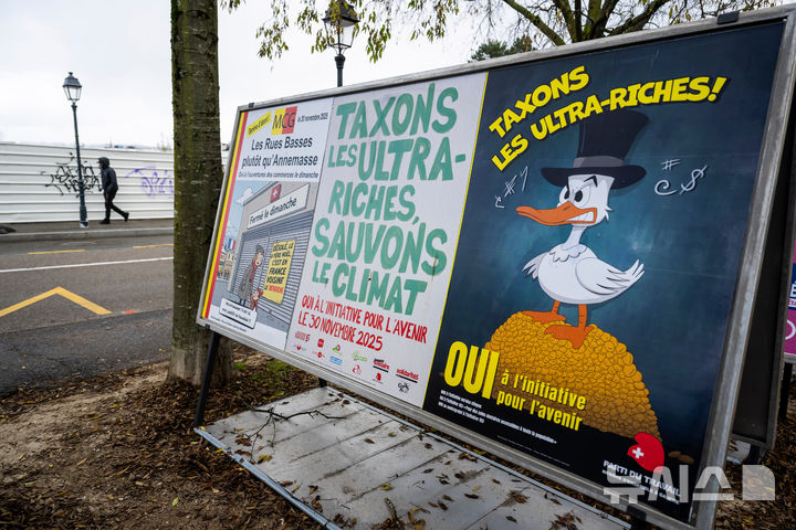 [AP/뉴시스] 1년에 4차례 국민투표를 하는 스위스에서 30일 여성 의무국가봉사 안 등으로 투표가 실시되었다. 사진은 여러 안건에 대한 주창 단체들의 찬성 유도 포스터들