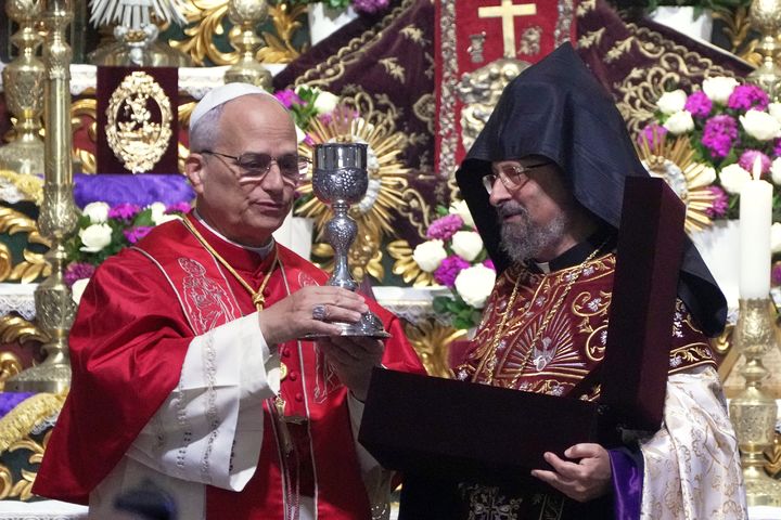 [이스탄불=AP/뉴시스] 레오 14세 교황이 30일(현지 시간) 튀르키예 이스탄불의 아르메니아 사도교회 대성당에서 사하그 2세 마샬리안 콘스탄티노폴리스 아르메니아 총대주교와 함께 전례를 집전하고 있다.2025.11.30.