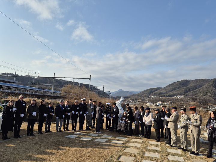 [양평=뉴시스] 구자룡 기자 = 29일 경기 양평군 지평면에서 열린 UN프랑스대대 소속 한국군 참전기념비 제막식에서 참전용사 김봉오 옹 등이 참가한 가운데 기념촬영하고 있다. 2025.11.30. kjdragon@newsis.com *재판매 및 DB 금지