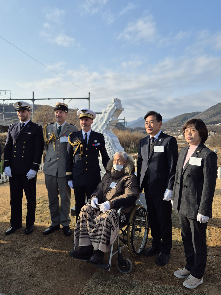 [양평=뉴시스] 구자룡 기자 = 29일 경기 양평군 지평면에서 UN프랑스대대 소속 한국군 참전기념비 제막식이 열렸다. 왼쪽부터 아신 라마니 주한프랑스대사관 국방무관 보좌관, 베루아드 등 플라세 부국방무관, 라파엘 브론도 국방무관, 참전용사 김봉오 옹, 전진선 양평군수, 오혜자 양평군의회 의장. 2025.11.30. kjdragon@newsis.com *재판매 및 DB 금지