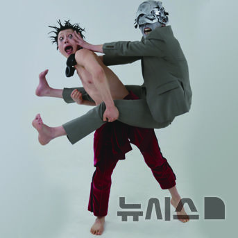 [창원=뉴시스]12월 1일 마산문화예술센터 시민극장 무대에 오르는 극단 달리의 '인간도둑' 한 장면.