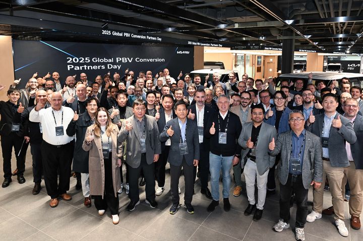 [서울=뉴시스] 김상대 기아 부사장(첫줄 왼쪽에서 3번째)과 글로벌 특장업체 관계자들이 2025 글로벌 PBV 컨버전 파트너스 데이에서 기념 촬영하는 모습. (사진=기아) *재판매 및 DB 금지