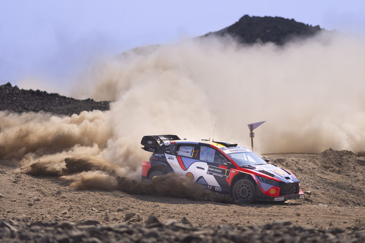 [서울=뉴시스] 2025 WRC 사우디아라비아 랠리에서 질주하는 현대차 월드랠리팀 i20 N Rally1 차량. (사진=현대차) 2025.11.30 photo@newsis.com *재판매 및 DB 금지 *재판매 및 DB 금지