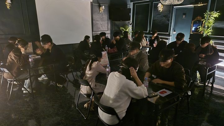 [서울=뉴시스] 관악구 4가지 없는 소개팅 2일차(블라인드 소개팅) 진행 모습. 2025.11.30. (사진=관악구 제공) *재판매 및 DB 금지