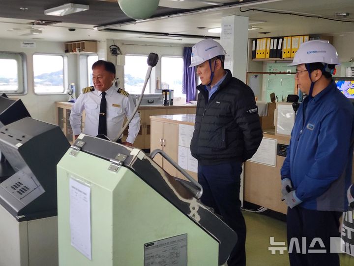 [서울=뉴시스] 지난 11월 초 한국해양교통안전공단(KOMSA) 김준석 이사장(가운데)이 고흥~제주 간 카페리선에 승선해 승선점검을 하는 모습.